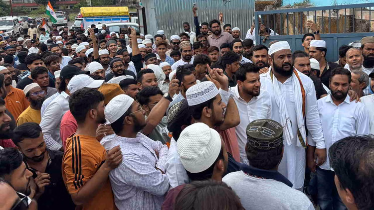 Dehradun: मस्जिद सील किए जाने के विरोध में मुस्लिम सेवा संगठन का डीएम कार्यालय में कूच, भारी पुलिस बल तैनात