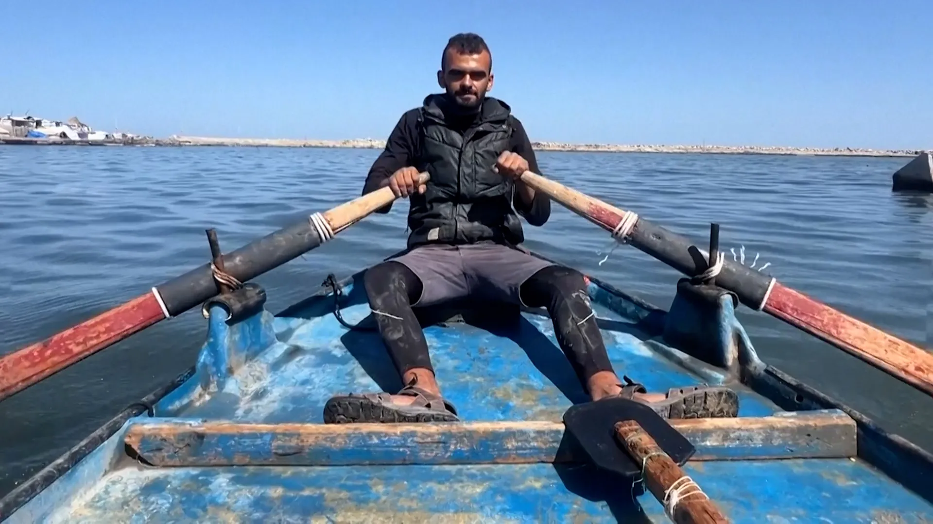 Gaza fishermen stay afloat with dinghies made from doorframes