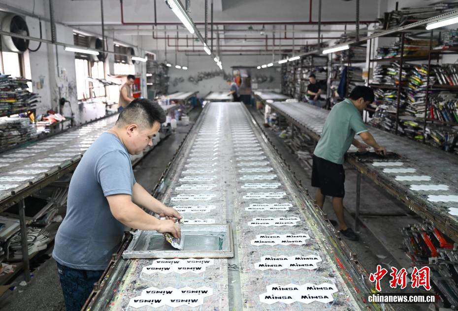 中国“小商品之都”义乌抢滩美加墨世界杯市场