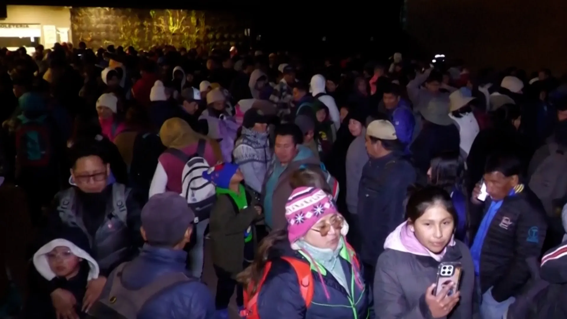 Hundreds brave freezing weather in La Paz to line up for affordable food