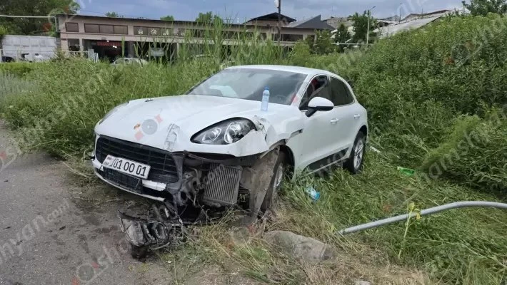 «Porsche Macan»-ը Դավթաշենում կոտրել է ցուցանակը, տապակել երկաթե էլեկտրասյունը ու հայտնվել կանաչ գոտում․ կա վիրավոր