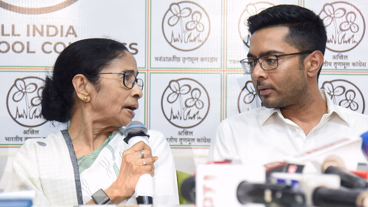 दिल्ली पहुंचे अभिषेक: सांसदों की बगावत रोकने की चुनौती, ममता के निर्देश पर समय से एक दिन पहले पहुंचे राजधानी