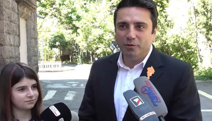 «Մենք ոչ մի բանից չենք վախենում». Ալեն Սիմոնյանը քվեարկության էր եկել դստեր հետ