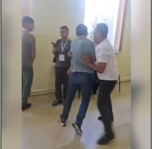 Թիվ 13/29 տեղամասում ՔՊ վստահված անձը հարձակվել է «Ուժեղ Հայաստան»-ի վստահված անձի վրա (վիդեո)