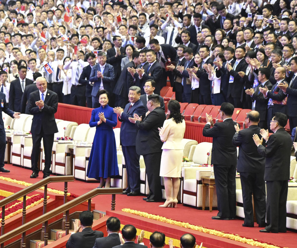 新华图讯丨习近平和彭丽媛观看朝鲜专场文艺演出
