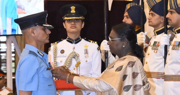 अलंकरण: मेजर कलिता को शौर्य चक्र, ग्रुप कैप्टन मनीष अरोड़ा को वीर चक्र; आतंक के खिलाफ अभियान में दिखाई बहादुरी
