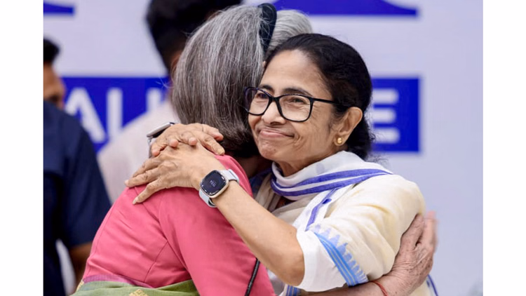 Mamata Banerjee: ममता पर दांव लगा रही है कांग्रेस? विपक्षी राजनीति में तृणमूल प्रमुख की बढ़ती भूमिका के संकेत
