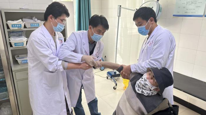 从太湖到天山 一位援疆医生的“无憾”青春