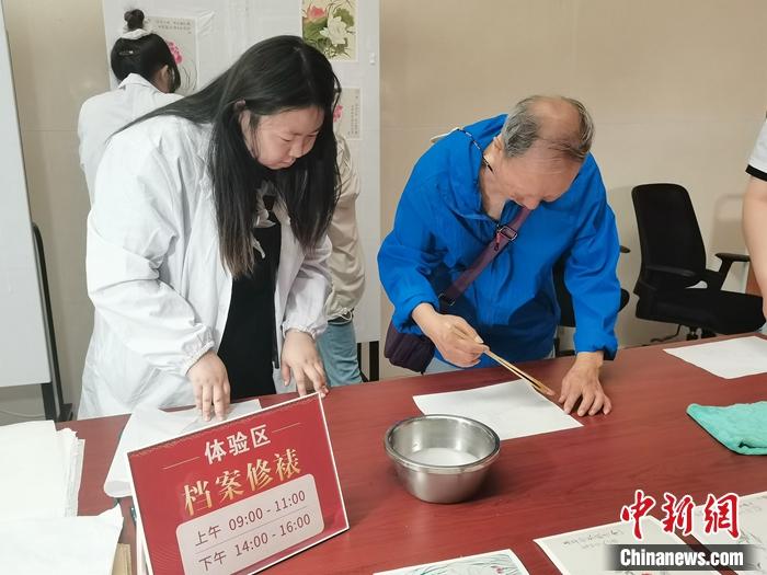揭秘档案修裱：秉承最小干预原则 补纸选择有讲究