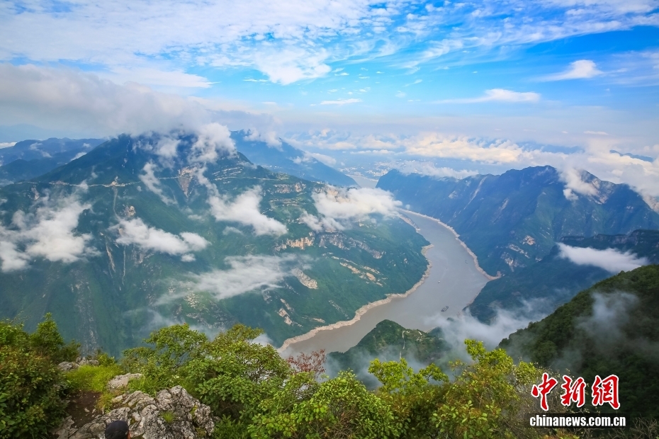 重庆：巫峡云雾缭绕美如画