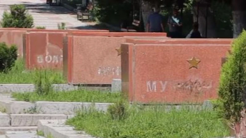 Վшնդшլիզմի դեպք Գյումրիում. «Մայր Հայաստան» հուշահամալիրից պոկված «ոսկե» տառերը գտնվել են աղբամանում (վիդեո)