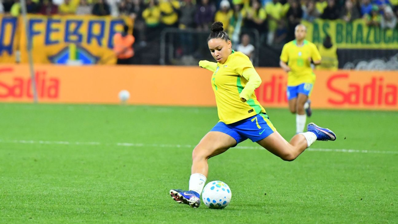 Wave star Dudinha (knee) sidelined 'for a while'
