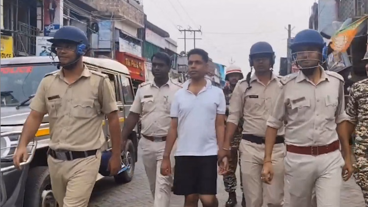 बंगाल: 'पुष्पा' को टीशर्ट और निक्कर में लेकर गई पुलिस, जहांगीर खान से घटनास्थलों पर कराई गई शिनाख्त
