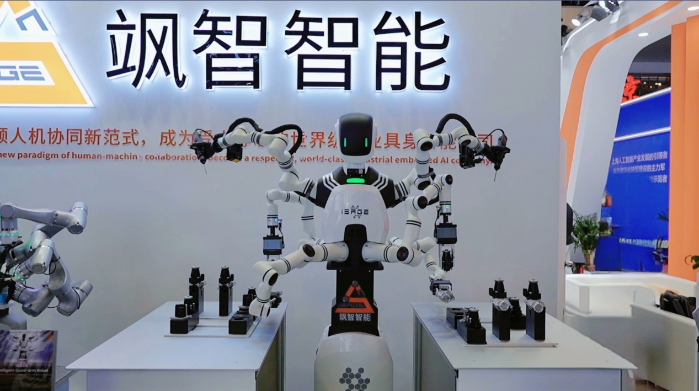 “六臂玄甲”亮相上交会：全球首发空间异构六臂具身智能机器人