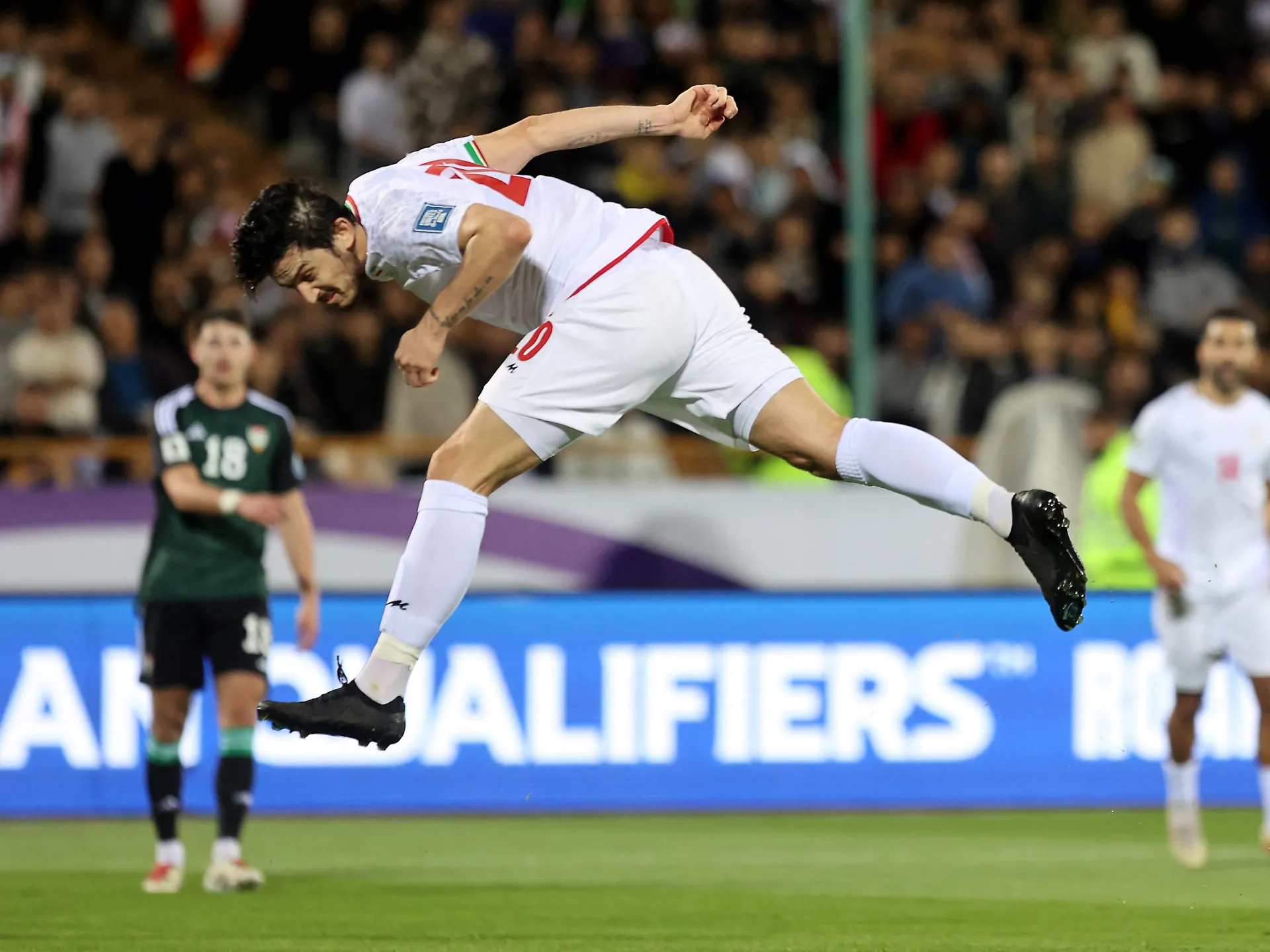 Dropped Sardar Azmoun asserts his love for Iran, backs World Cup squad