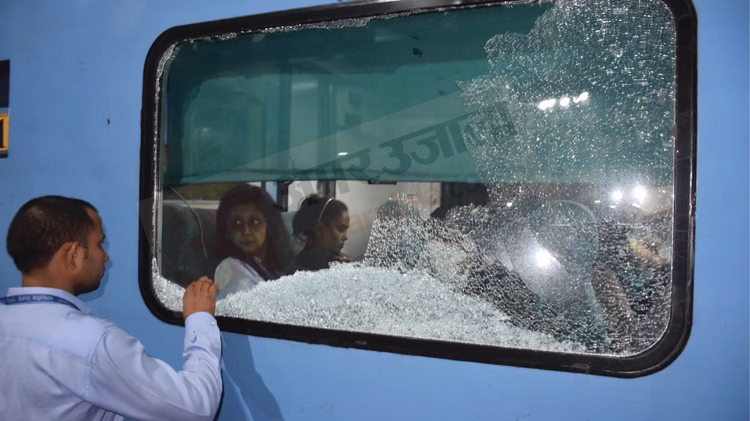 UP: कूड़ा बीनने वाले किशोर ने मारा था शताब्दी एक्सप्रेस पर पत्थर,  भागवत के अलावा ये मंत्री थी मौजूद; तस्वीरें