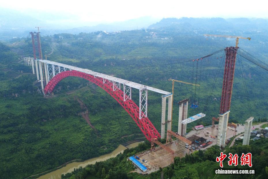 世界跨径最大钢拱桥凤来大溪河特大桥钢混组合梁合龙