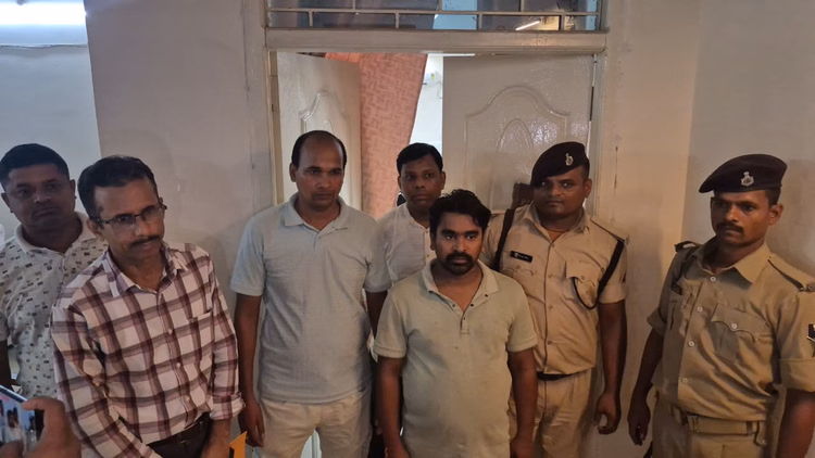 Bihar: परिमार्जन के नाम पर 15 हजार की रिश्वत! नवादा में राजस्व कर्मचारी रंगे हाथ गिरफ्तार