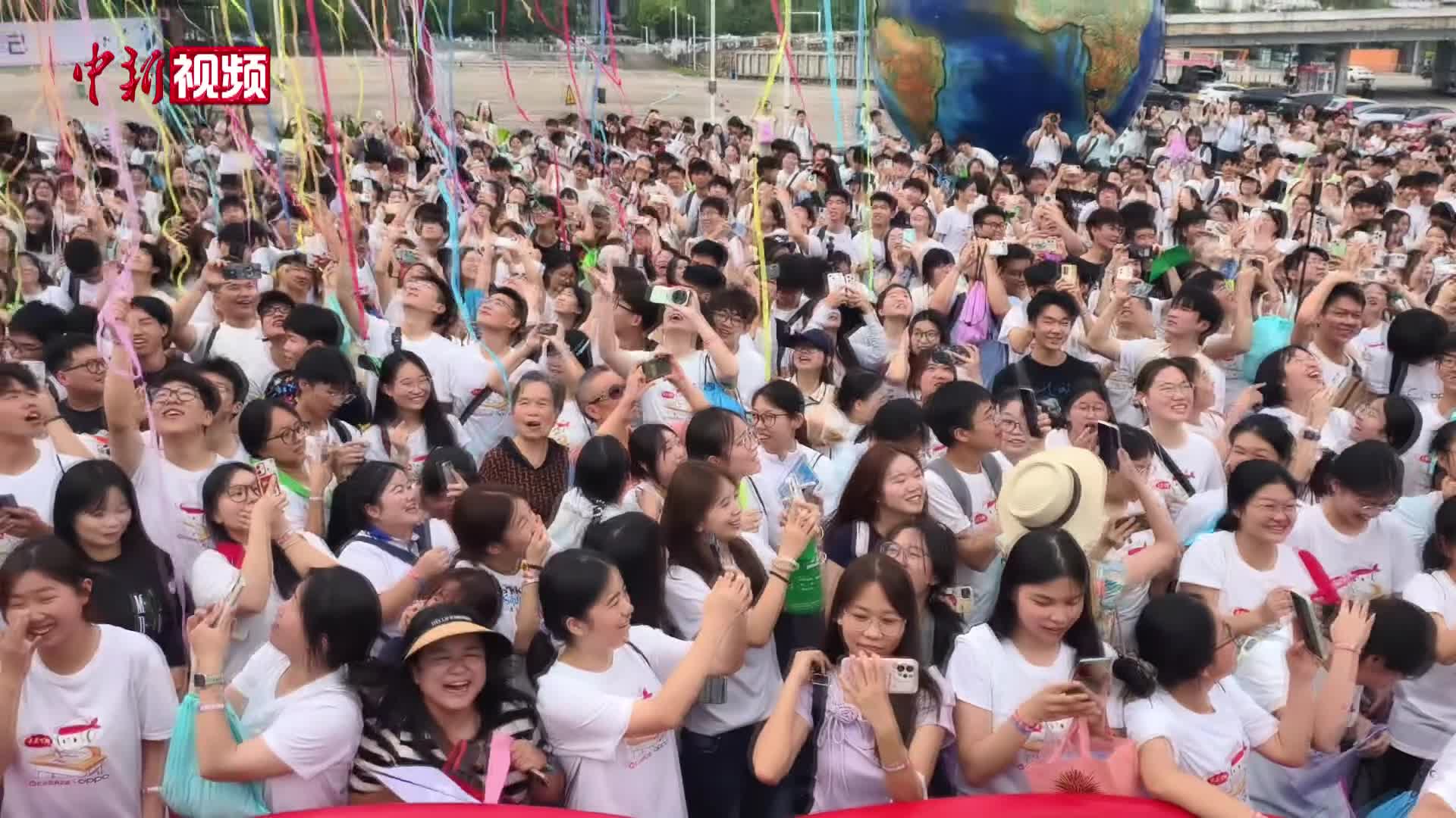 真相丨美国博主想拍“落后中国”，却被大凉山孩子问住了