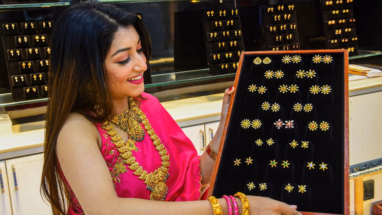 Gold-Silver Price: आज सोने का भाव ₹1.53 लाख के पार, चांदी की कीमतों में भी उछाल; सर्राफा बाजार का हाल क्या?