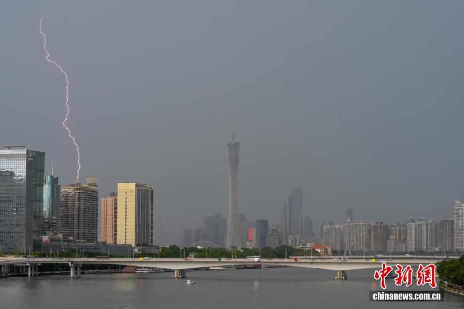 广州遇暴雨天气