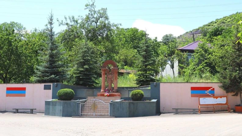 Азербайджанцы в Арцахе уничтожили памятник, увековечивавший память бойцов из Астхашена