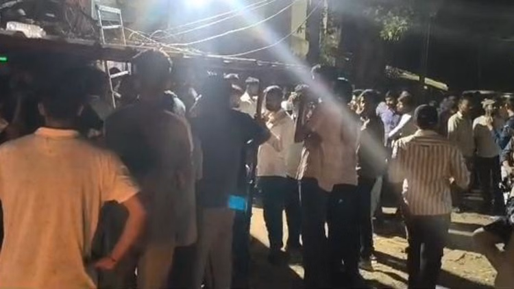 Bihar : फैजल खान के खिलाफ FIR दर्ज कराने पर अड़े रौशन आनंद, समर्थकों संग थाने के बाहर धरने पर बैठे