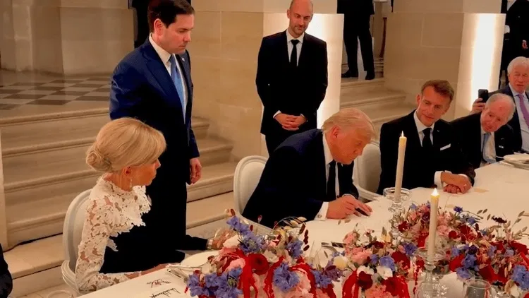 US Iran Deal: पश्चिम एशिया संघर्ष खत्म, ट्रंप और पेजेशकियन की तस्वीरों ने लगाई मुहर; समझौते पर किए हस्ताक्षर