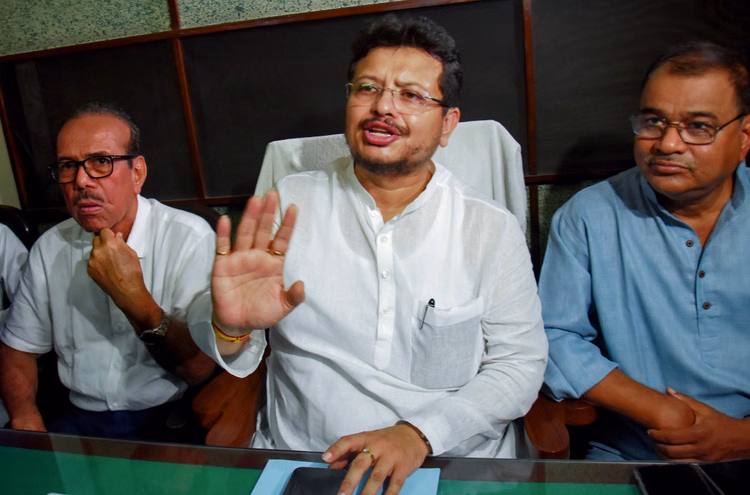 पश्चिम बंगाल: अरूप बिस्वास की मांग का ऋतब्रत बनर्जी ने किया समर्थन, कहा- टीएमसी के बैंक खाते पर लगाई जाए रोक
