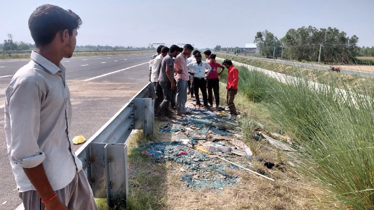 बदायूं में हादसा: ओवर स्पीड में दौड़ रही डबल डेकर बस एक्सप्रेसवे पर पलटी, 21 यात्री घायल, कई की हालत गंभीर