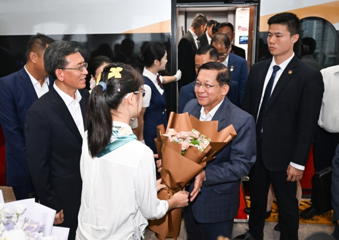挥桨50载 79岁“老外”与香港的龙舟缘