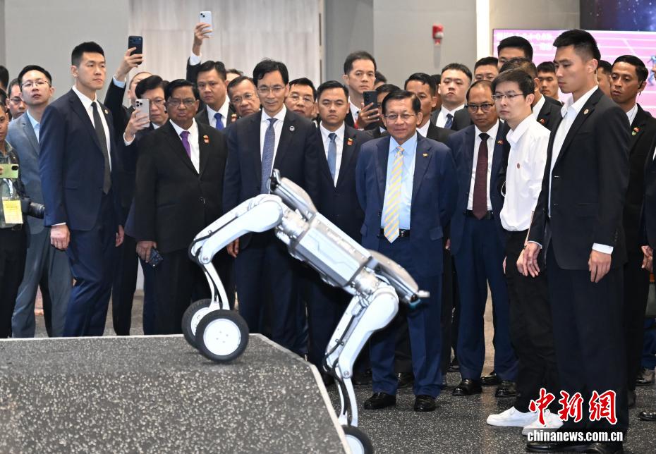 缅甸总统敏昂莱参访中国机器人企业宇树科技