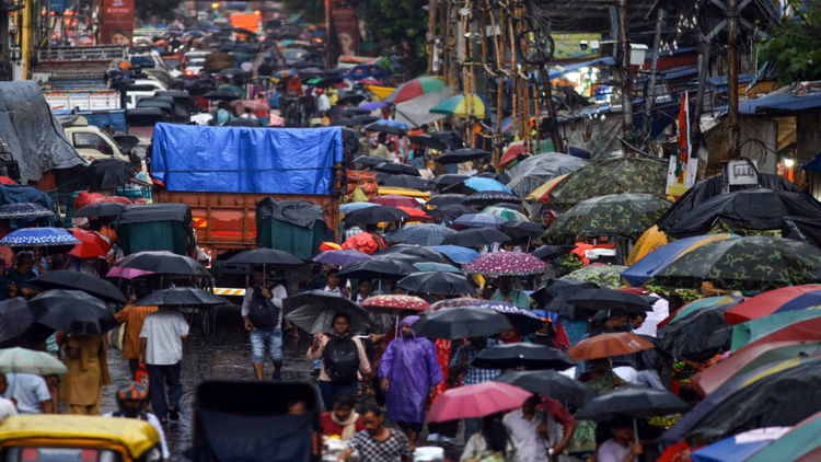 West Bengal: पश्चिम बंगाल में तेज बारिश, जनजीवन प्रभावित, उत्तर बंगाल में 4 दिन ‘रेड अलर्ट’