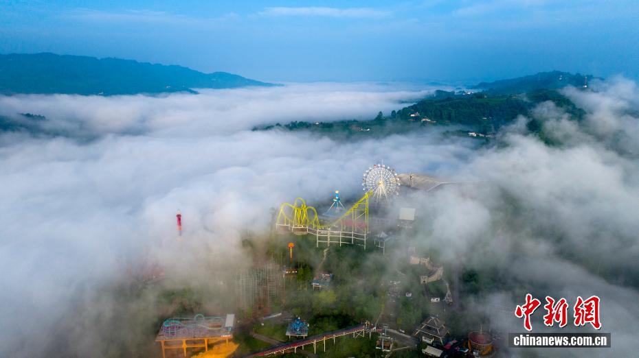 平流雾笼罩三峡库区沿江小镇现壮观景象