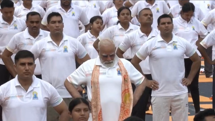 World Yoga Day: PM मोदी ने कोलकाता तो रक्षामंत्री राजनाथ सिंह ने मेघालय में किया योग, देश भर से आई तस्वीरें