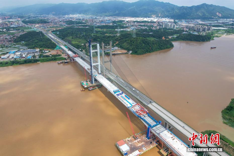 广东广肇高速新建金马大桥合龙