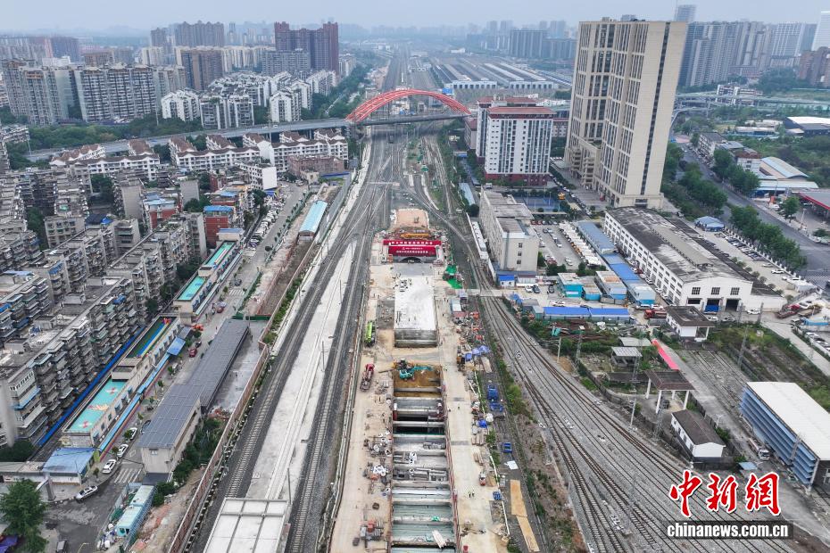 成渝中线高铁蜀安隧道顺利贯通