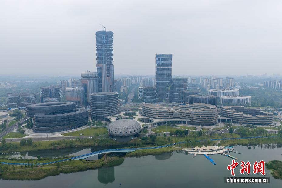 航拍建设中的成都科创生态岛 犹如“科幻莲花”湖畔绽放
