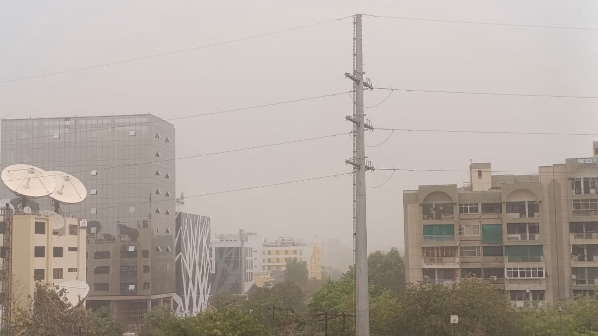 Weather Update: दिल्ली-एनसीआर में बदला मौसम का मिजाज, कई इलाकों में चली धूल भरी आंधी; आसमान में छाए काले बादल