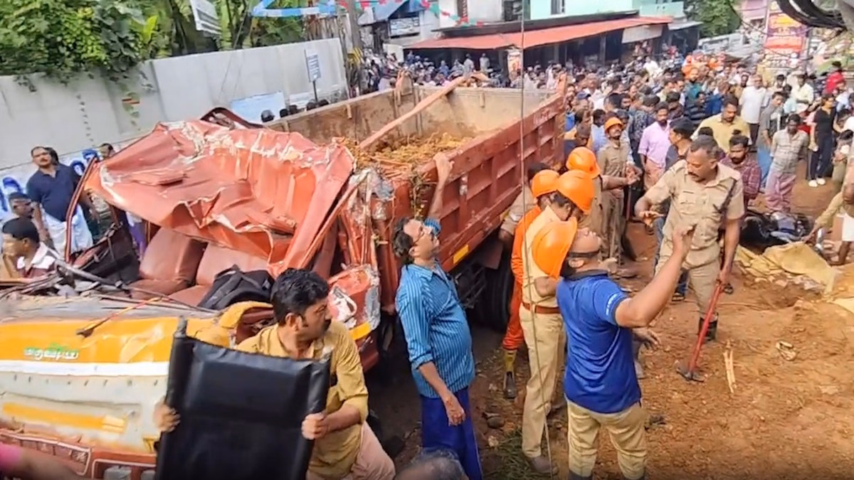 केरल में रफ्तार का कहर: अनियंत्रित ट्रक बस स्टॉप में घुसा, तीन की मौत; कई अन्य घायल