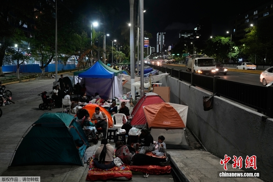 委内瑞拉强震后的第二晚 人们露宿在街头