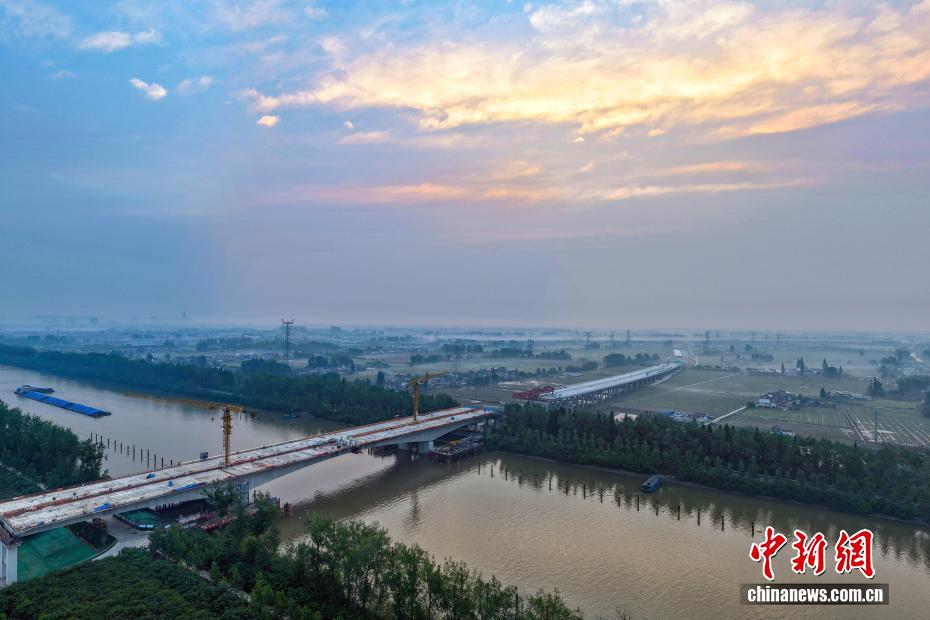 跨京杭大运河连续梁成功合龙 宁盐高速高邮湖特大桥建设驶入“快车道”