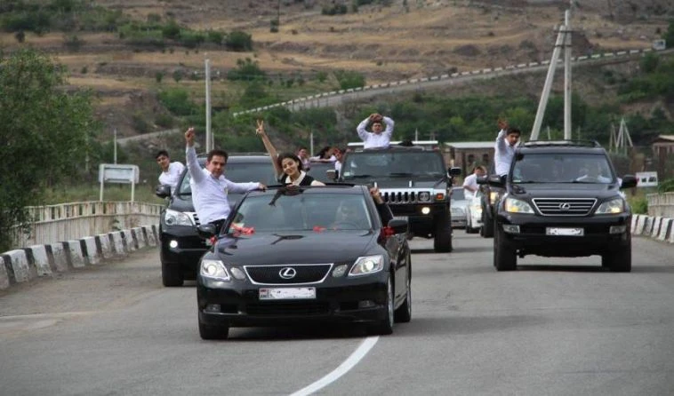«Վերջին զանգ». Ժամը 16–ի դրությամբ պահպանվող տարածք է տեղափոխվել 129 մեքենա, որից 66–ի ղեկին անչափահաս է եղել