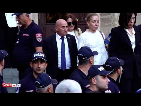 «Ամո՛թ, ամո՛թ». ինչպես քաղաքացիները դիմավորեցին ՍԴ–ից դուրս եկող ԿԸՀ նախագահին