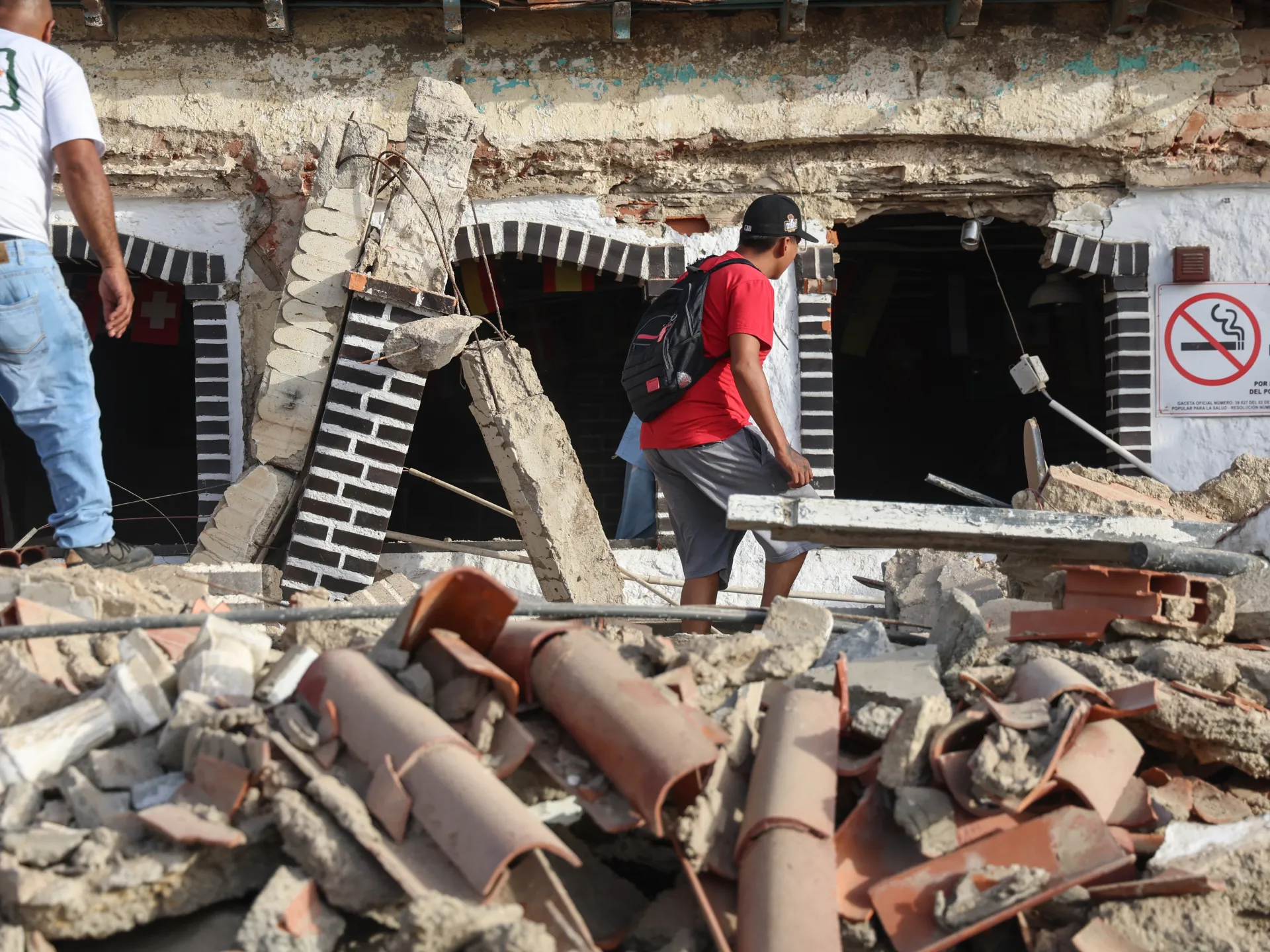 Venezuelans dig for earthquake survivors as 72-hour rescue window nears end