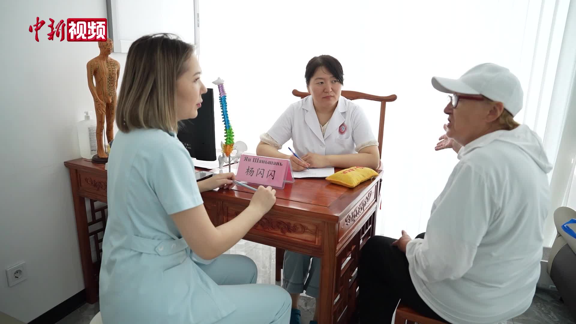 美国马语者挑战内蒙古搏克手：胆小的人不适合这项运动