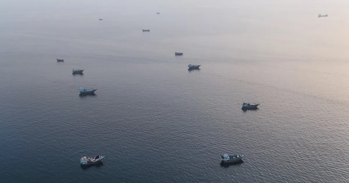 Oil prices rise as US, Iranian strikes threaten Strait of Hormuz reopening