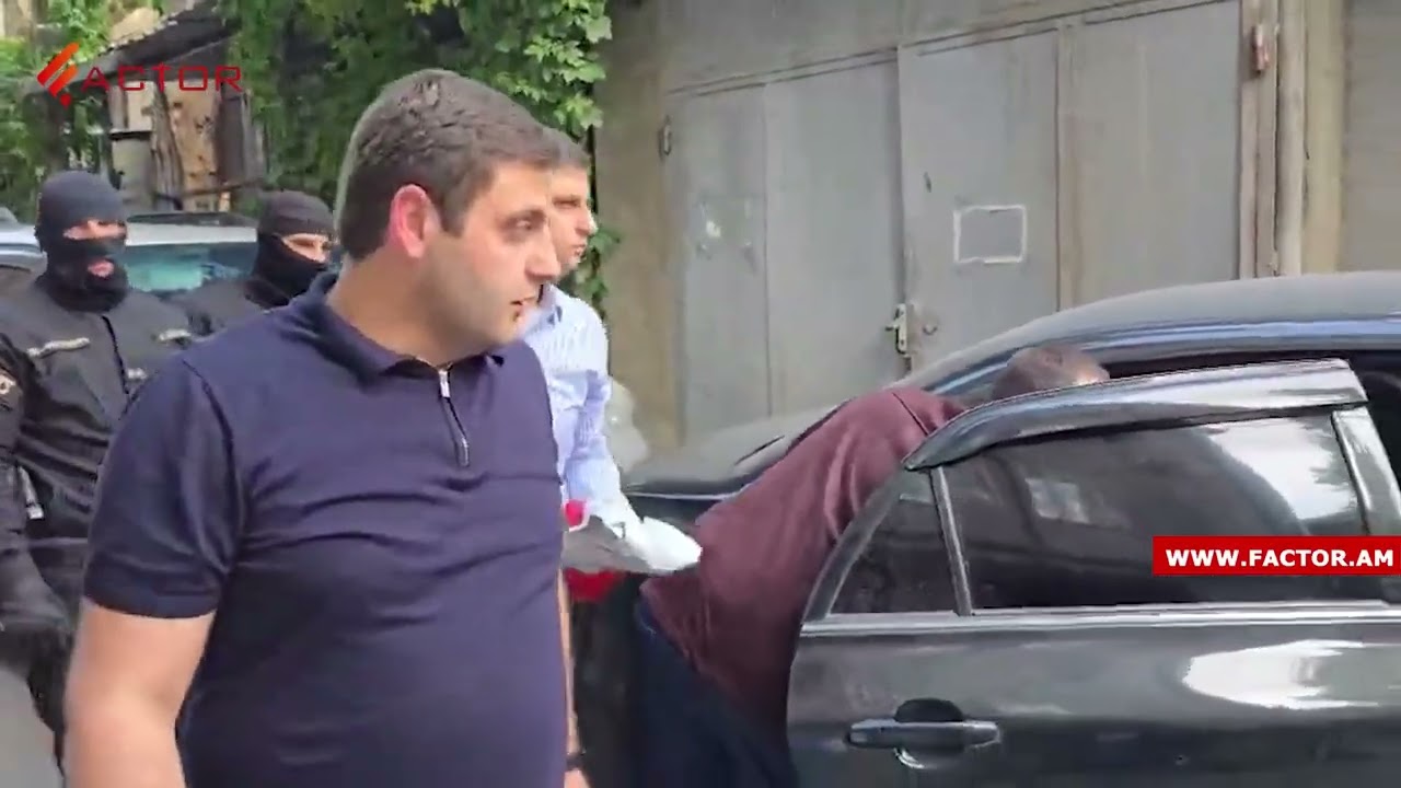 Անդրանիկ Թևանյանի ավտոտնակից ինչ-որ փաթեթ տարան իրավապահները. Factor