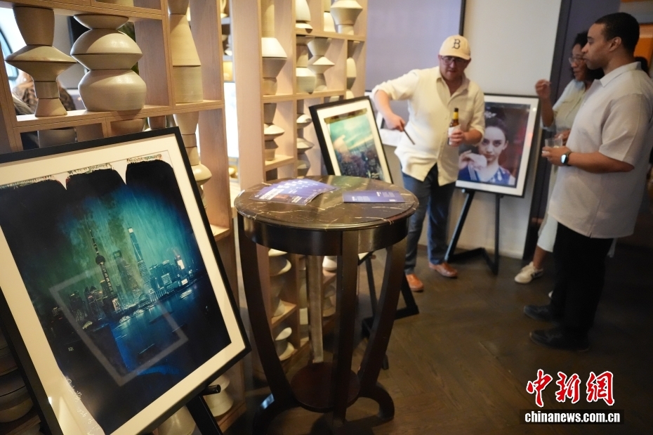 “上海×纽约”巨幅宝丽来摄影展在纽约举行
