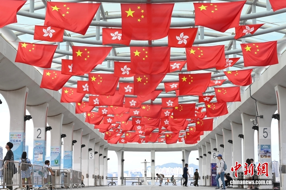 香港回归祖国29周年纪念日临近 香港街头喜庆氛围浓厚